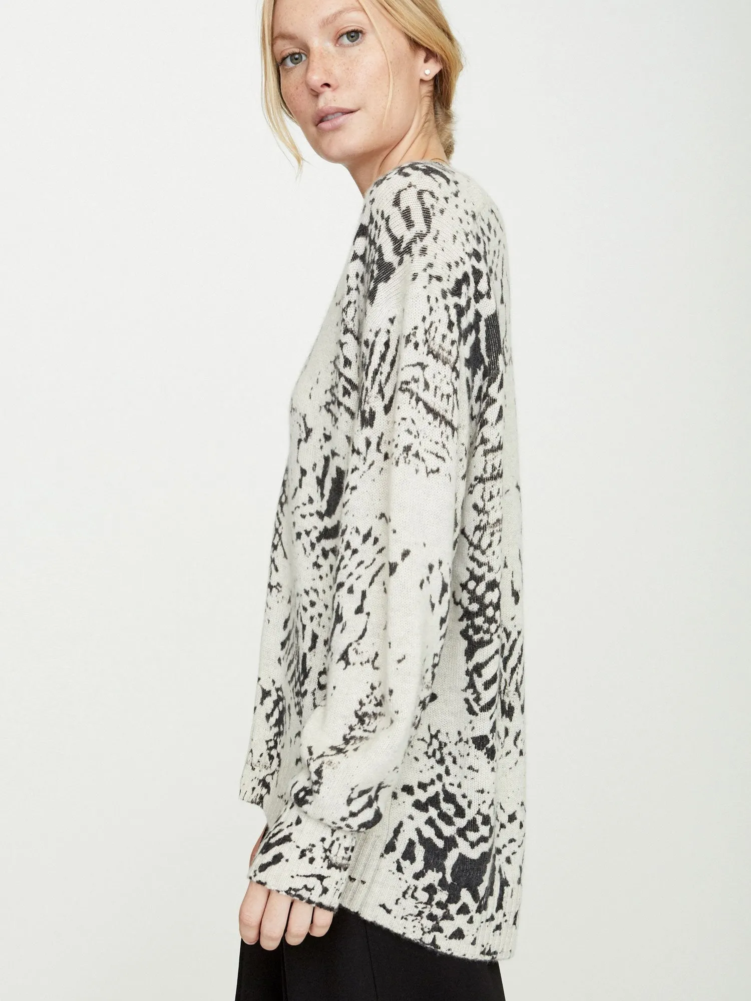 BROCHU WALKER - Camille Printed Vee Pullover Snake Print