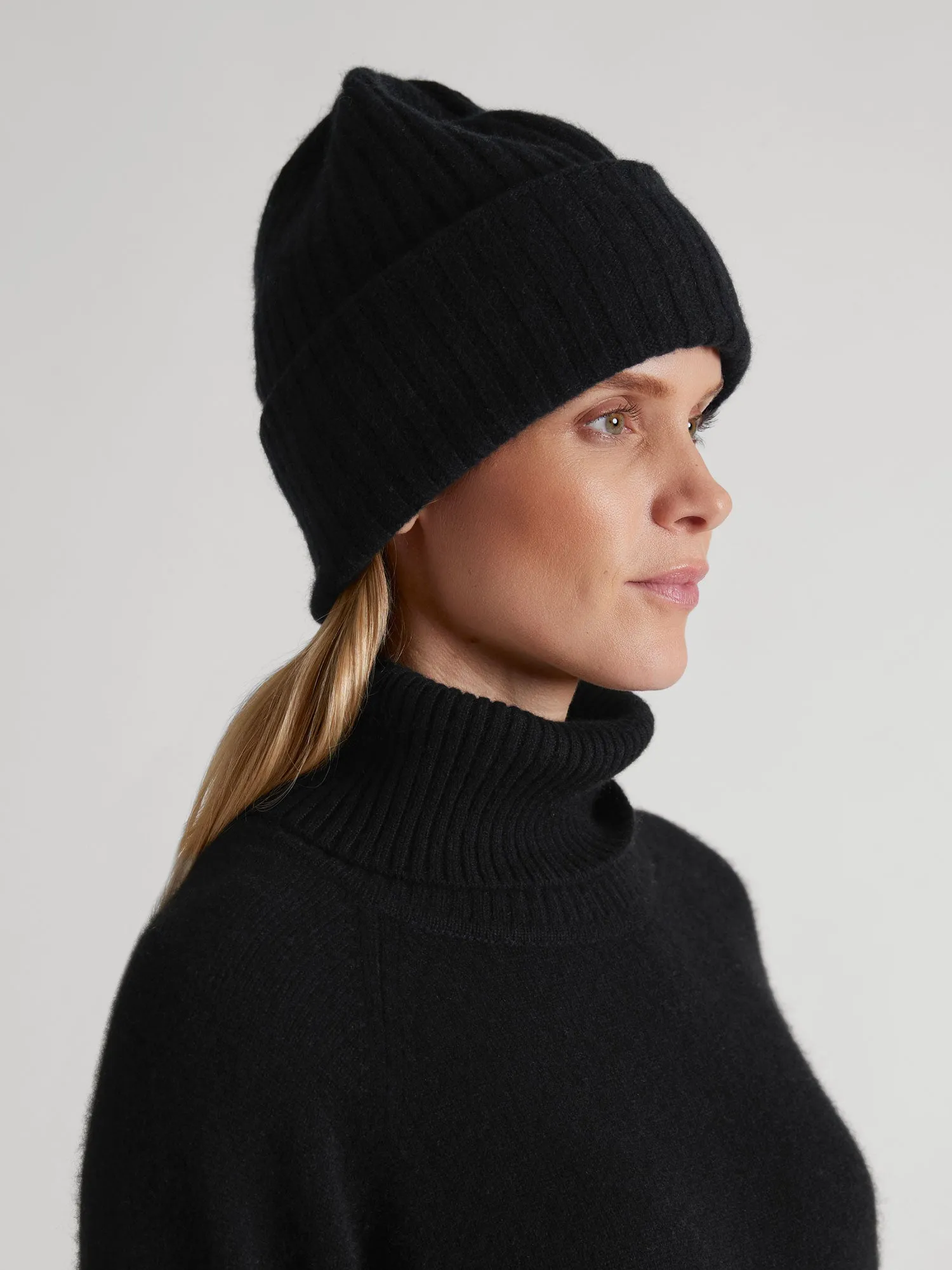 Cashmere beanie "Oda" - black