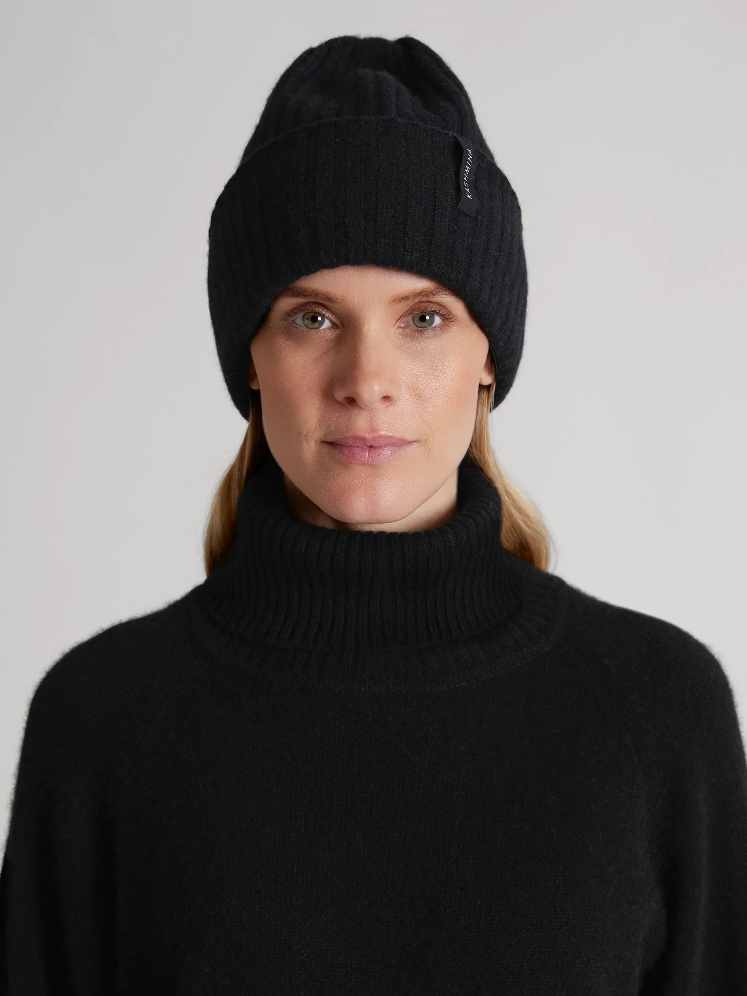 Cashmere beanie "Oda" - black