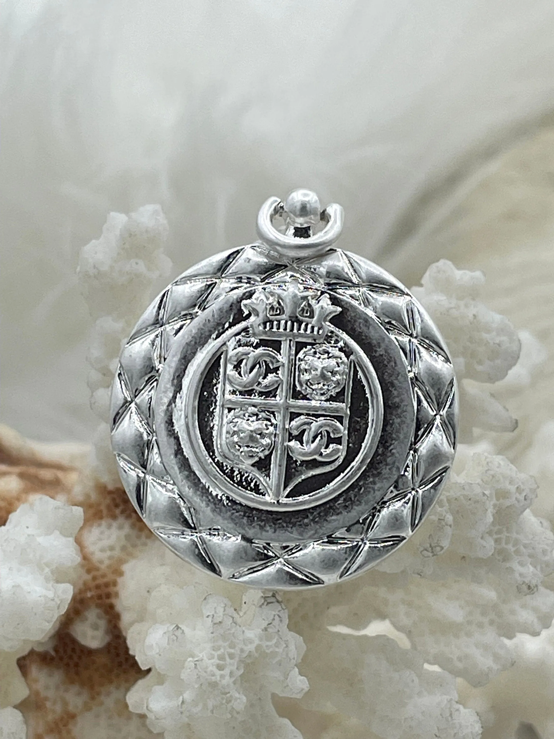 French Coin Pendant 30mm, Quilted Crown Lion Coin, Crown Medallion, Vintage Coin, Lion Coin, 6 Finishes,Coin Pendant, French Coin, Fast Ship